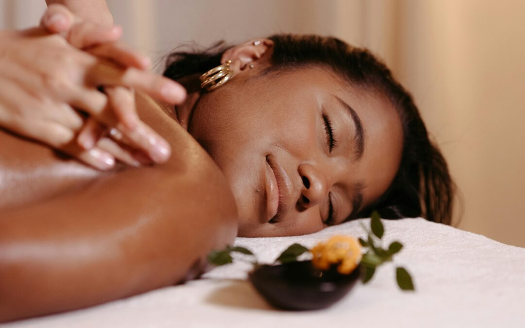 🌿✨ Unwind & Inhale: The wonders of aromatherapy massage! ✨🌿